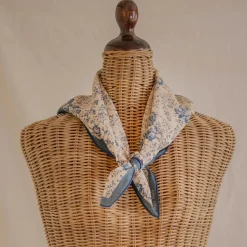 Tapis Noir Light Blue Flower Toile Scarf