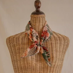 Tapis Noir Light Warm Flower Scarf